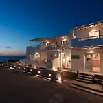 Tania Milos 4*